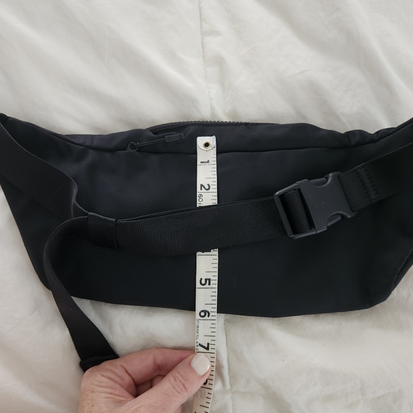 Lululemon On The Beat Belt Bag Black Shoulder Cross Body Waist 3-Pockets - Picture 7 of 8